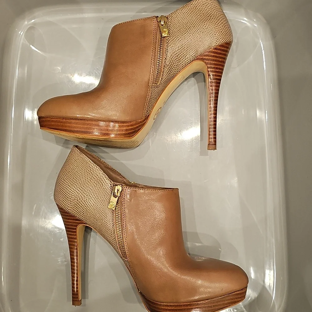 MICHAEL KORS Elegant Taupe Tan Leather Booties